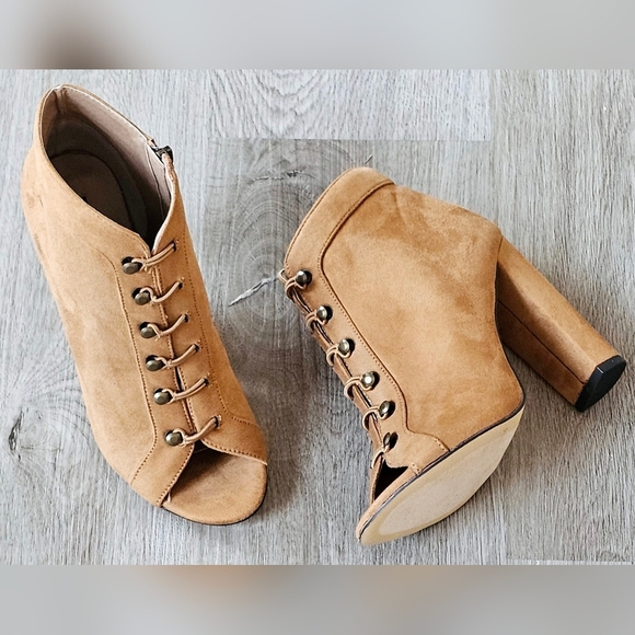 Size 8 Michael Antonio Tan Brown Suede Peep-Toe Heeled Booties - Picture 1 of 9